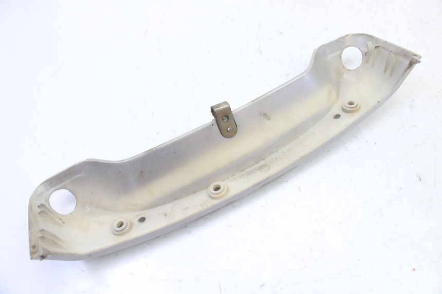 photo de JONCTION CARENAGE ARRIERE SUPERIEUR PIAGGIO SUPER LX 125 (2000 - 2003) - Gros plan technique