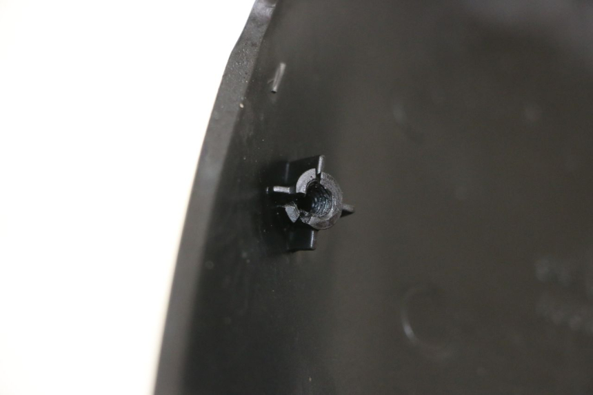 photo de JONCTION CARENAGE ARRIERE SUPERIEUR SUZUKI SV S 650 (1999 - 2002) - Zoom état d’usage