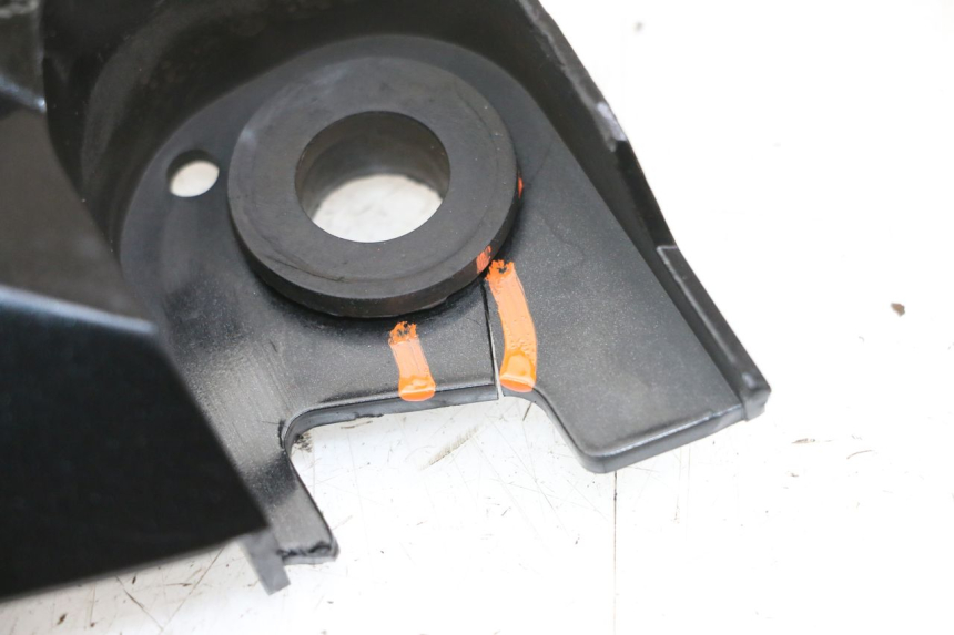 photo de JONCTION CARENAGE ARRIERE SUPERIEUR SUZUKI SV S 650 (1999 - 2002) - Vue d’ensemble