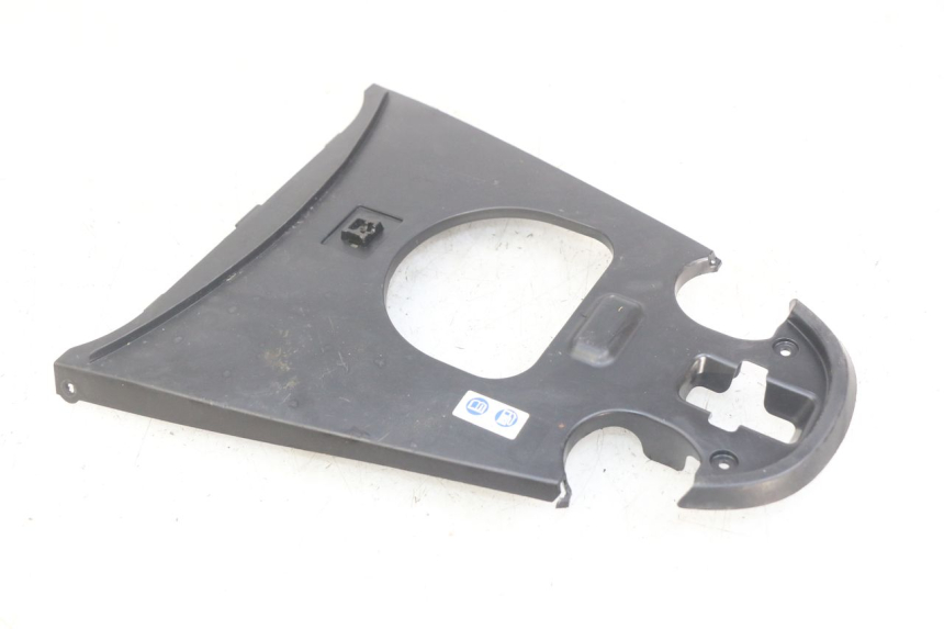 photo de JONCTION CARENAGE ARRIERE SUPERIEUR HONDA VISION NSC R 50 (2013 - 2015) - Gros plan technique