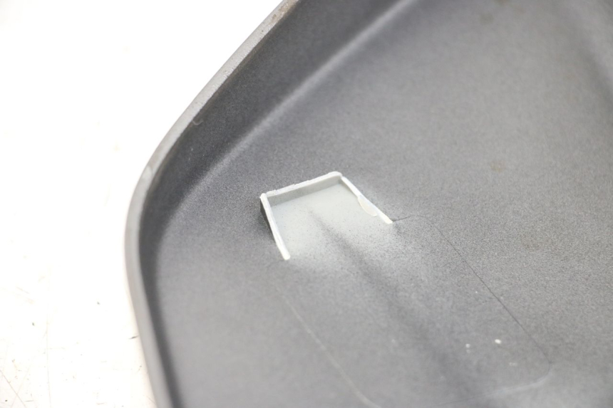 photo de JONCTION CARENAGE ARRIERE SUPERIEUR PIAGGIO X10 125 (2012 - 2017) - Gros plan technique