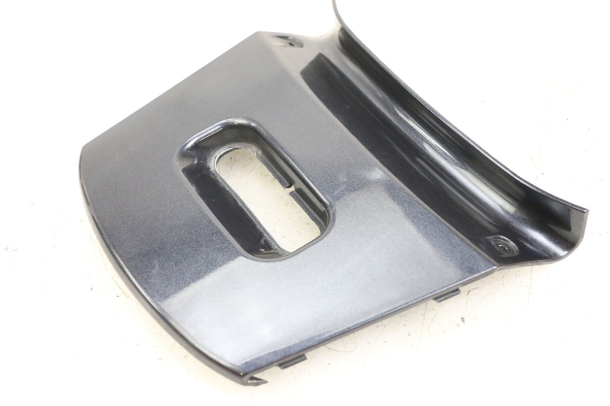 photo de JONCTION CARENAGE ARRIERE SUPERIEUR KYMCO XCITING 250 (2006 - 2009) - Gros plan technique