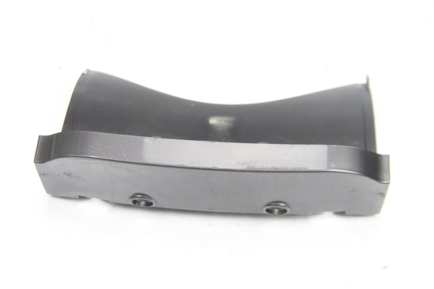 photo de JONCTION CARENAGE ARRIERE SUPERIEUR PIAGGIO XEVO - X EVO 125 (2007 - 2017) - Gros plan technique