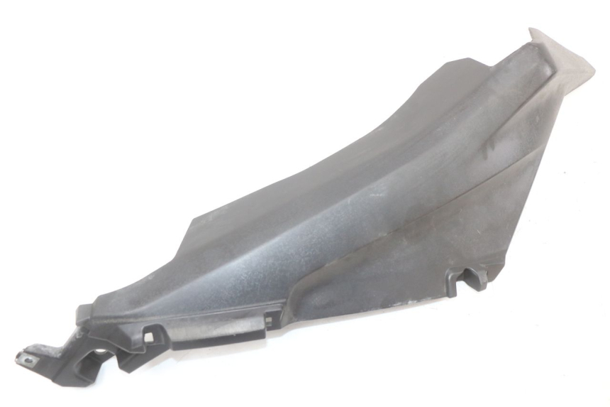 photo de JONCTION CARENAGE ARRIERE YAMAHA XMAX X-MAX ABS 125 (2017 - 2020) - Gros plan technique