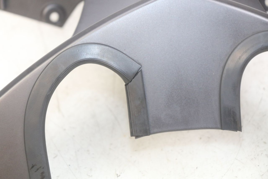 photo de JONCTION CARENAGE ARRIERE YAMAHA X-MAX XMAX 125 (2010 - 2013) - Zoom état d’usage