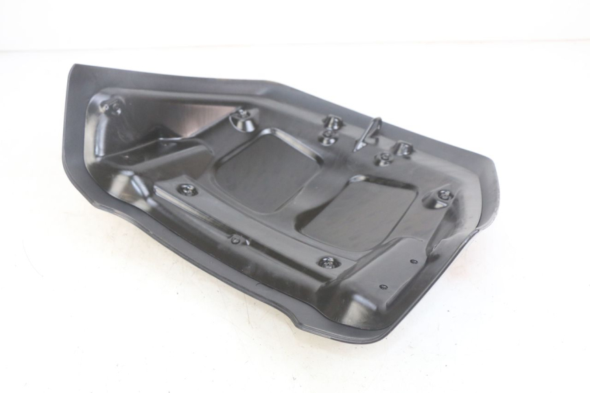 photo de JONCTION CARENAGE ARRIERE PIAGGIO X8 125 (2004 - 2007) - Zoom état d’usage