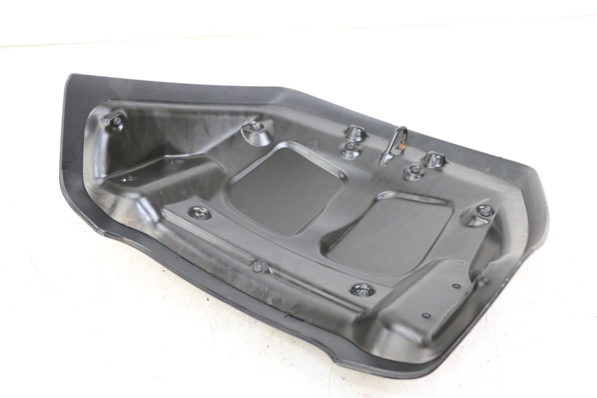 photo de JONCTION CARENAGE ARRIERE PIAGGIO X8 125 (2004 - 2007) - Zoom état d’usage