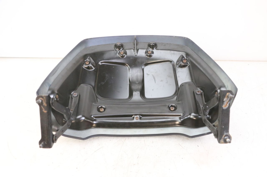 photo de JONCTION CARENAGE ARRIERE PIAGGIO XEVO - X EVO 125 (2007 - 2017) - Gros plan technique