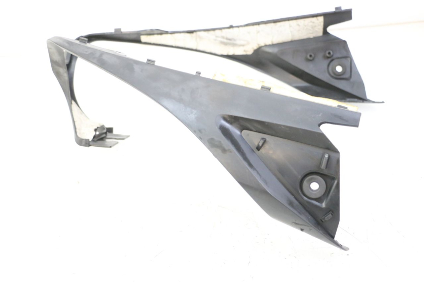 photo de JONCTION CARENAGE ARRIERE YAMAHA FZ6 FAZER S2 600 (2007 - 2011) - Gros plan technique