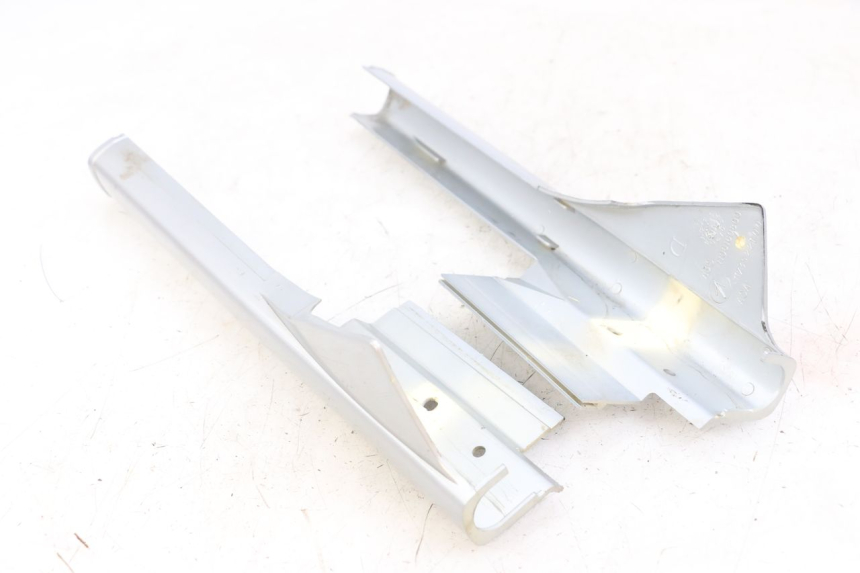 photo de JONCTION CARENAGE AVANT INF PEUGEOT 103 VOGUE VS2 50 (2004 - 2017) - Gros plan technique