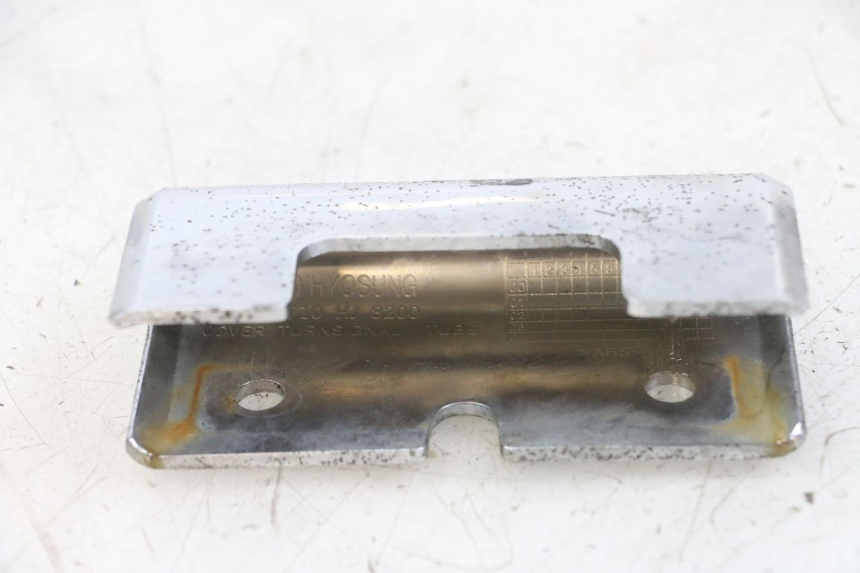 photo de JONCTION CARENAGE AVANT INF HYOSUNG GV AQUILA 125 (2000 - 2009) - Gros plan technique