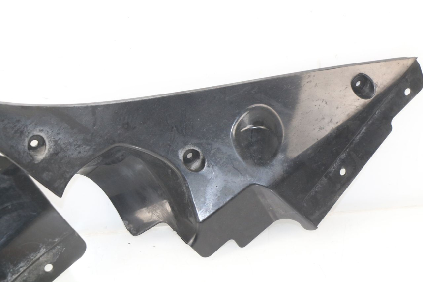 photo de JONCTION CARENAGE AVANT INF YAMAHA FJR ABS 1300 (2006 - 2012) - Gros plan technique