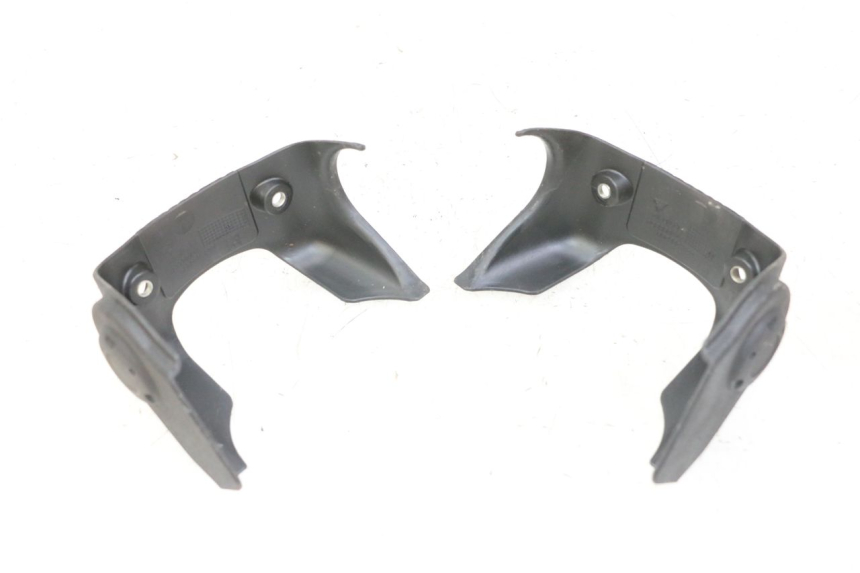 photo de JONCTION CARENAGE AVANT INF PIAGGIO IE MP3 YOURBAN 300 (2011 - 2016) - Détail de la pièce