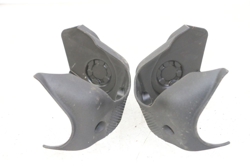 photo de JONCTION CARENAGE AVANT INF PIAGGIO IE MP3 YOURBAN 300 (2011 - 2016) - Autre angle de vue