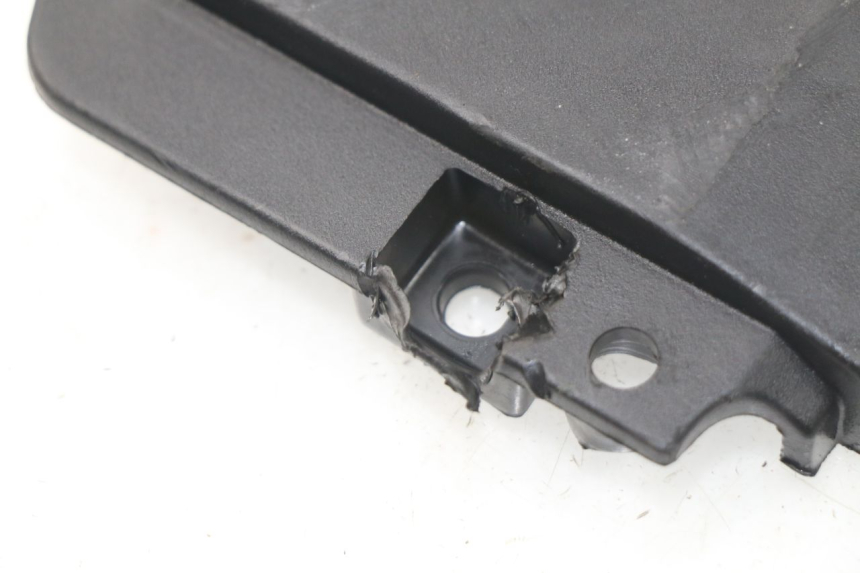 photo de JONCTION CARENAGE AVANT INF PIAGGIO MP3 HPE 500 (2019 - 2022) - Autre angle de vue