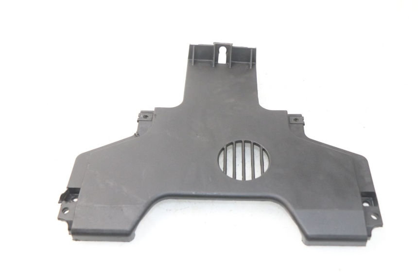 photo de JONCTION CARENAGE AVANT INF PIAGGIO MP3 HPE 500 (2019 - 2022) - Gros plan technique