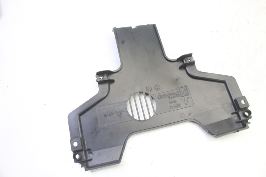 photo de JONCTION CARENAGE AVANT INF PIAGGIO MP3 HPE 310 (2024 - 2025) - Gros plan technique