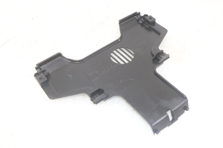 photo de JONCTION CARENAGE AVANT INF PIAGGIO MP3 HPE 300 (2019 - 2026) - Détail de la pièce