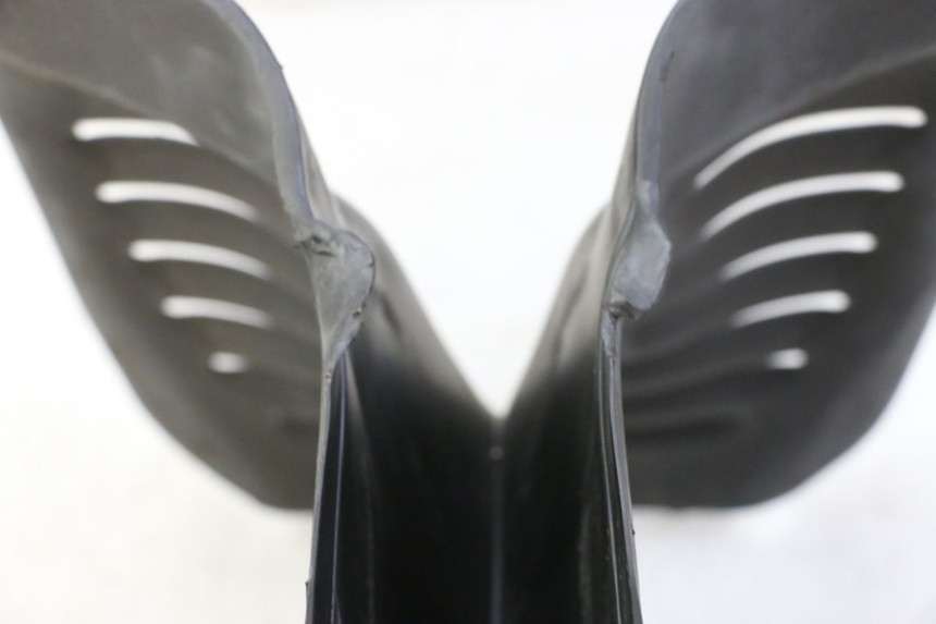 photo de JONCTION CARENAGE AVANT INF PIAGGIO MP3 RL 250 (2006 - 2010) - Zoom état d’usage