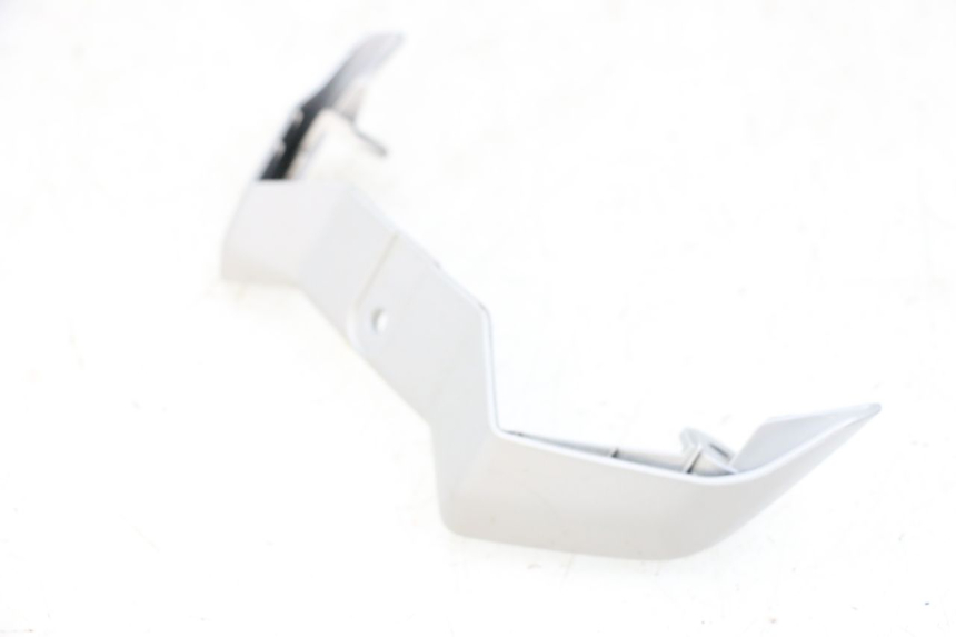 photo de JONCTION CARENAGE AVANT INF YAMAHA MT-07 MT07 ABS 700 (2018 - 2020) - Gros plan technique