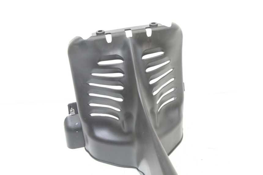 photo de JONCTION CARENAGE AVANT INF PIAGGIO MP3 500 (2014 - 2017) - Gros plan technique