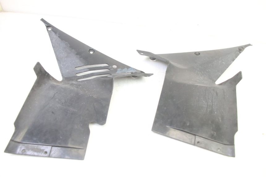 photo de JONCTION CARENAGE AVANT INF HONDA ST PAN EUROPEAN 1300 (2002 - 2013) - Gros plan technique