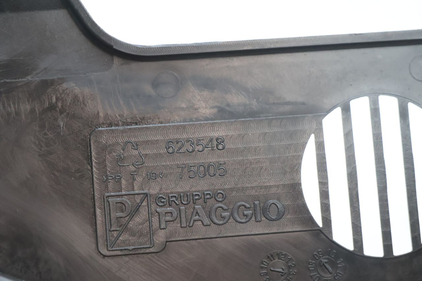 photo de JONCTION CARENAGE AVANT PIAGGIO MP3 LT 300 (2010 - 2016) - Gros plan technique