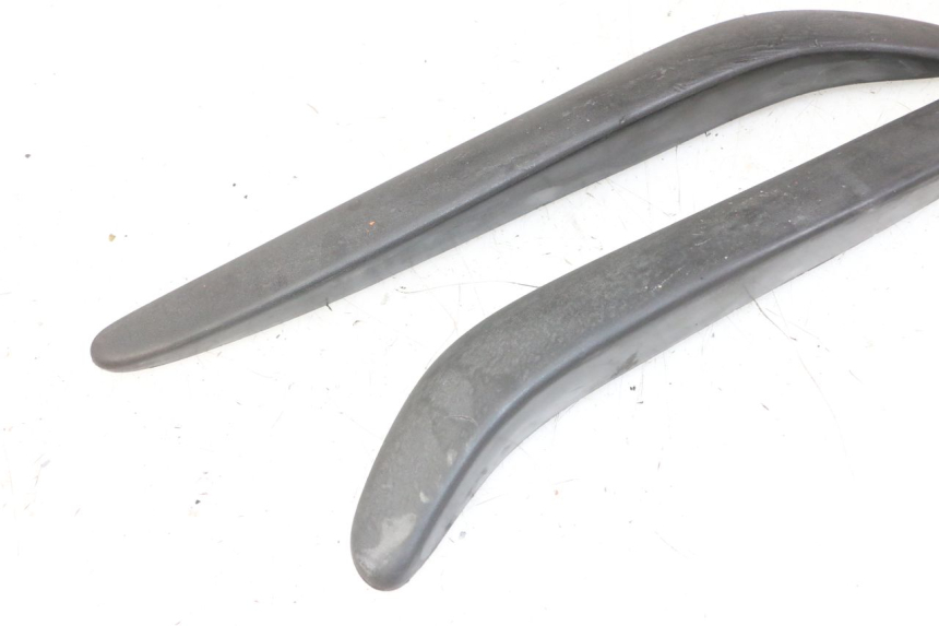 photo de JONCTION CARENAGE AVANT APRILIA SCARABEO GT TOURING 125 (1999 - 2005) - Détail de la pièce