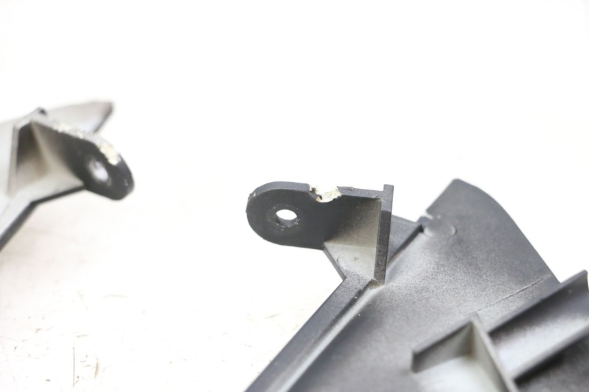 photo de JONCTION CARENAGE AVANT SUP KYMCO DINK STREET 125 (2009 - 2014) - Gros plan technique