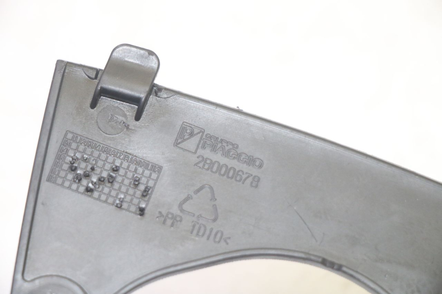 photo de JONCTION CARENAGE AVANT SUP PIAGGIO MP3 HPE 350 (2018 - 2020) - Gros plan technique