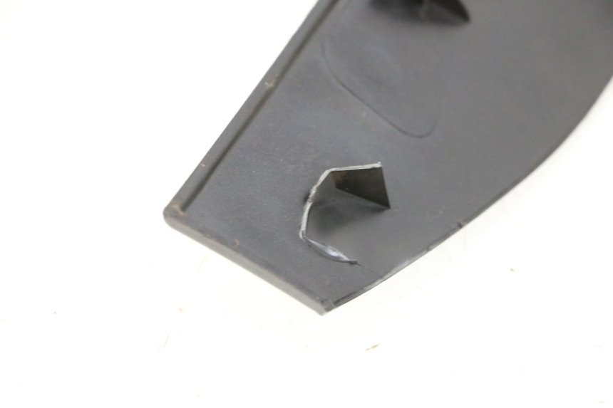 photo de JONCTION CARENAGE AVANT SUP PIAGGIO MP3 125 (2006 - 2014) - Détail de la pièce