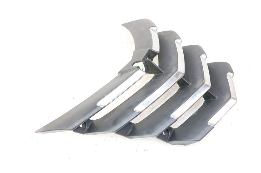 photo de JONCTION CARENAGE AVANT SUP PEUGEOT CITYSTAR 50 (2013 - 2017) - Gros plan technique