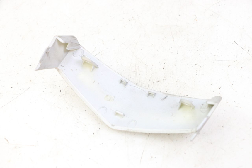 photo de JONCTION CARENAGE AVANT SUP PEUGEOT VIVACITY 125 (2010 - 2017) - Zoom état d’usage