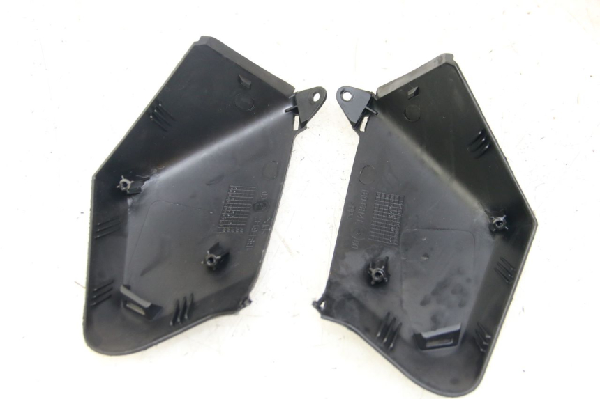 photo de JONCTION CARENAGE AVANT SUP MBK SKYCRUISER 125 (2006 - 2009) - Gros plan technique