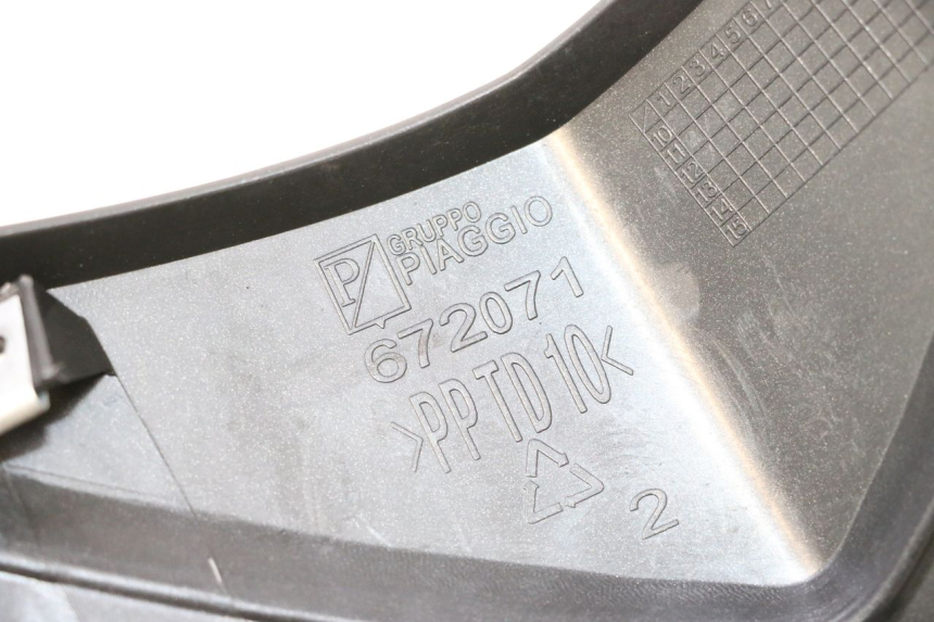 photo de JONCTION CARENAGE AVANT SUP APRILIA SR MOTARD 50 (2012 - 2018) - Gros plan technique