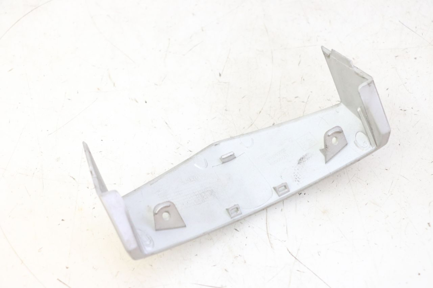 photo de JONCTION CARENAGE AVANT SUP PEUGEOT VIVACITY NEW 4T 50 (2008 - 2017) - Zoom état d’usage