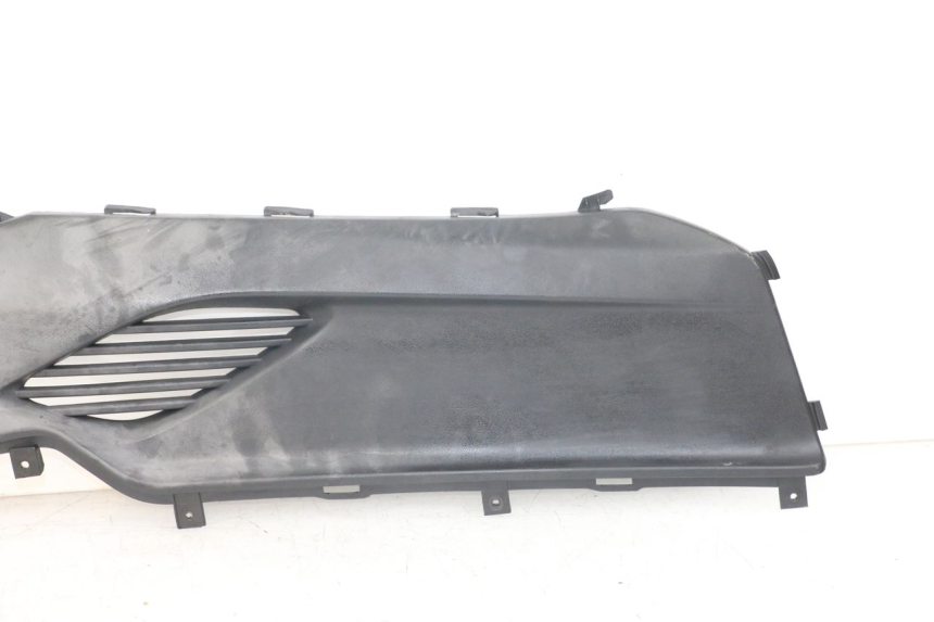 photo de Right footrest junction KYMCO DINK STREET ABS 125 (2011 - 2018) - Gros plan technique