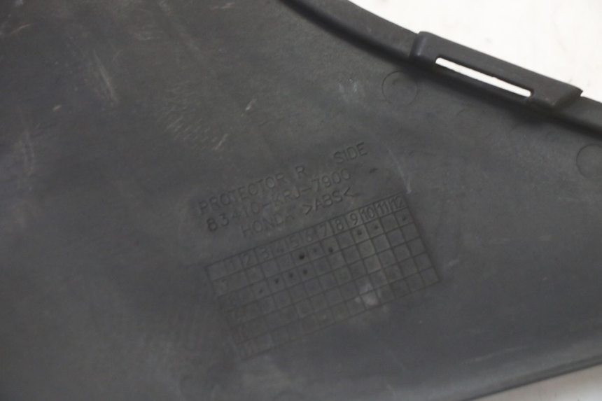 photo de JONCTION MARCHE PIED DROIT HONDA FES S-WING SWING ABS 125 (2007 - 2015) - Gros plan technique