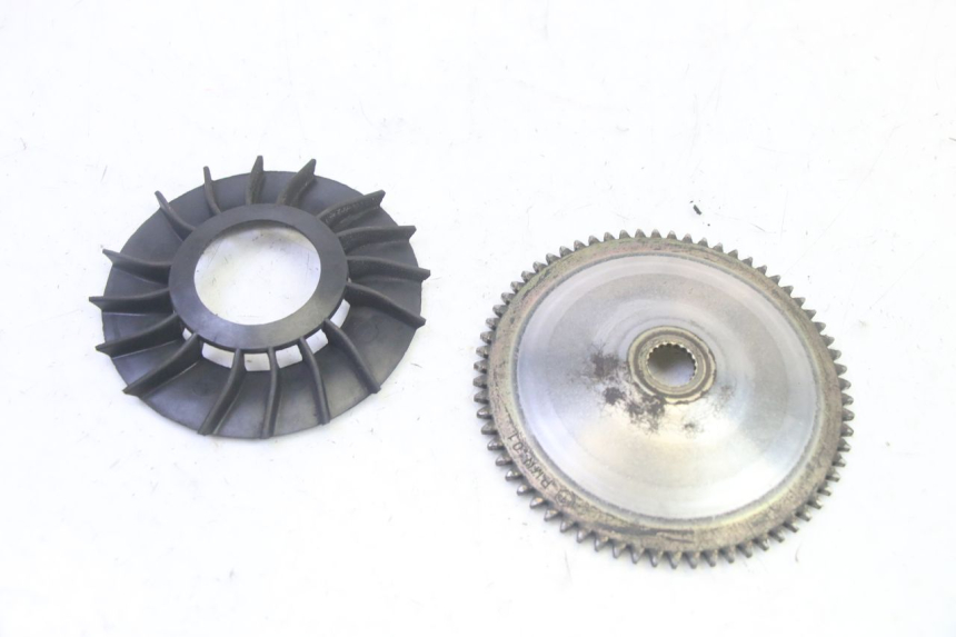 photo de JOUE FIXE PIAGGIO FLY 4T 50 (2013 - 2017) - Autre angle de vue