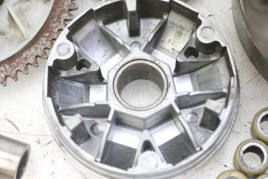 photo de KIT EMBRAYAGE VARIATEUR KYMCO AGILITY 4T 50 (2005 - 2018) - Vue rapprochée