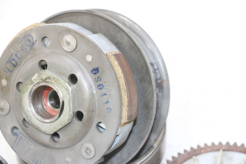 photo de KIT EMBRAYAGE VARIATEUR KYMCO AGILITY 4T 50 (2005 - 2018) - Gros plan technique