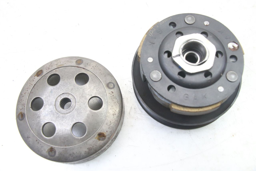 photo de KIT EMBRAYAGE VARIATEUR KYMCO AGILITY 4T 50 (2018 - 2022) - Gros plan technique