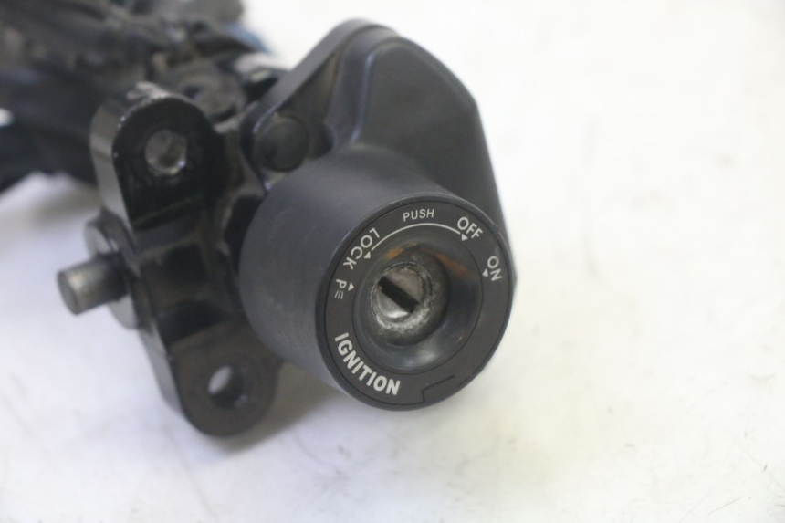 photo de KIT SERRURE CLE CDI NEIMAN YAMAHA FZ6 N FAZER 600 (2004 - 2006) - Gros plan technique