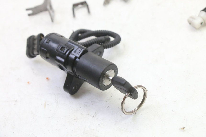 photo de KIT SERRURE CLE CDI NEIMAN BMW G310 R 310 (2016 - 2020) - Gros plan technique