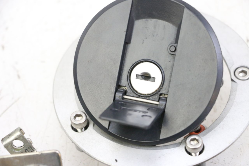 photo de KIT SERRURE CLE CDI NEIMAN SUZUKI GSR 750 (2011 - 2017) - Zoom qualité