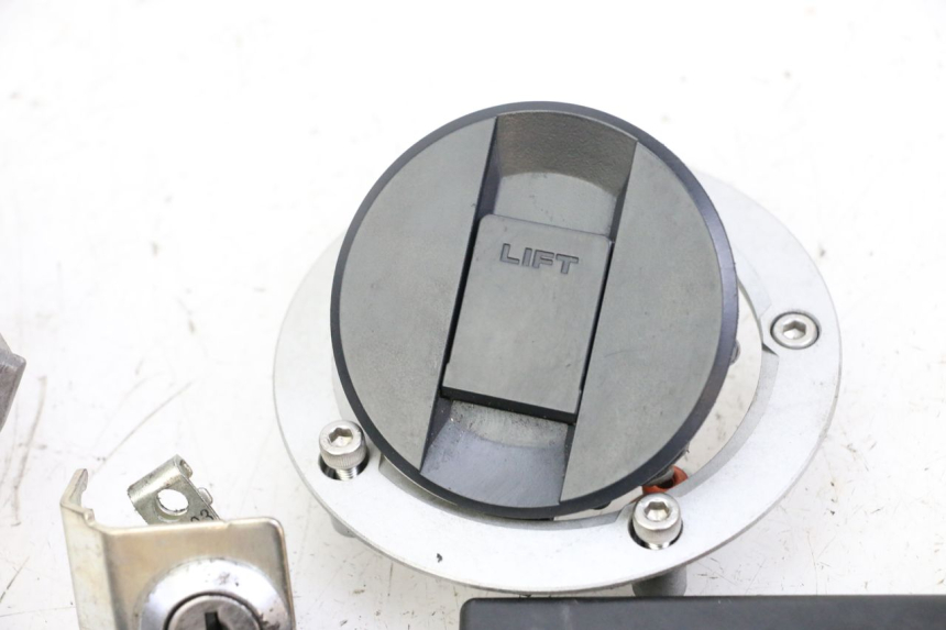 photo de KIT SERRURE CLE CDI NEIMAN SUZUKI GSR 750 (2011 - 2017) - Aperçu profil