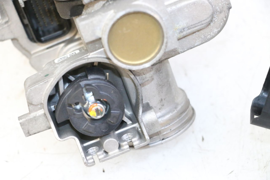 photo de KIT SERRURE CLE CDI NEIMAN PIAGGIO MP3 500 (2014 - 2017) - Points de fixation