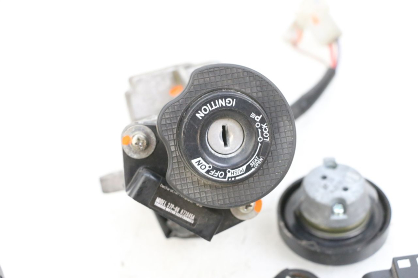 photo de KIT SERRURE CLE CDI NEIMAN YAMAHA X-MAX XMAX 125 (2010 - 2013) - Autre angle de vue