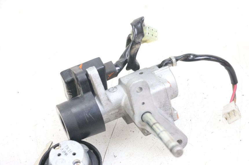 photo de KIT SERRURE CLE CDI NEIMAN YAMAHA XMAX X-MAX 125 (2006 - 2009) - Autre angle de vue
