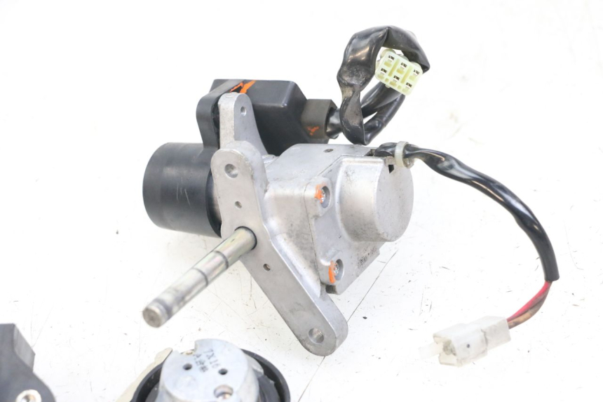 photo de KIT SERRURE CLE CDI NEIMAN YAMAHA XMAX X-MAX 125 (2006 - 2009) - Gros plan technique